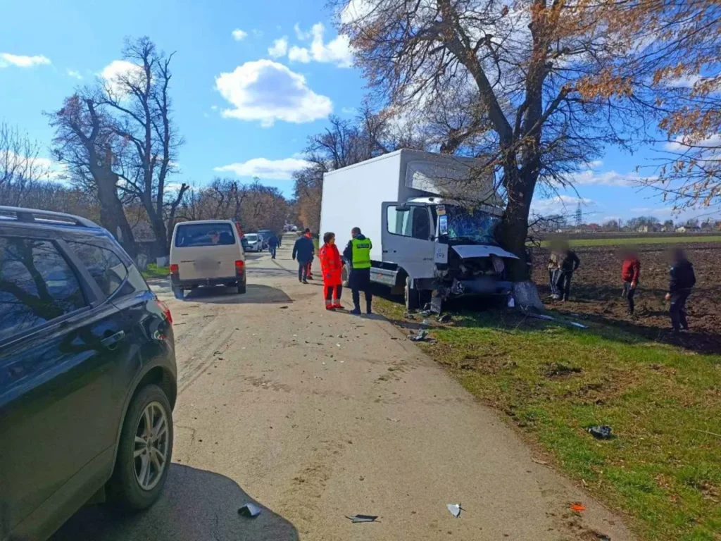 Accident la Briceni: Un bărbat, descarcerat și transportat la spital