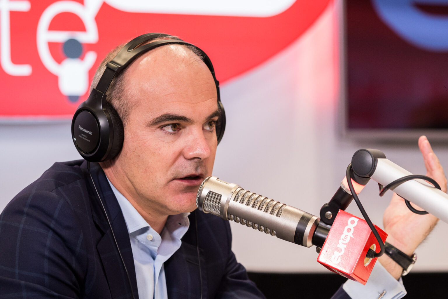 Rareș Bogdan(alias Magic-Bogdan) este unul dintre cele mai cunoscute persoane din spațiul public