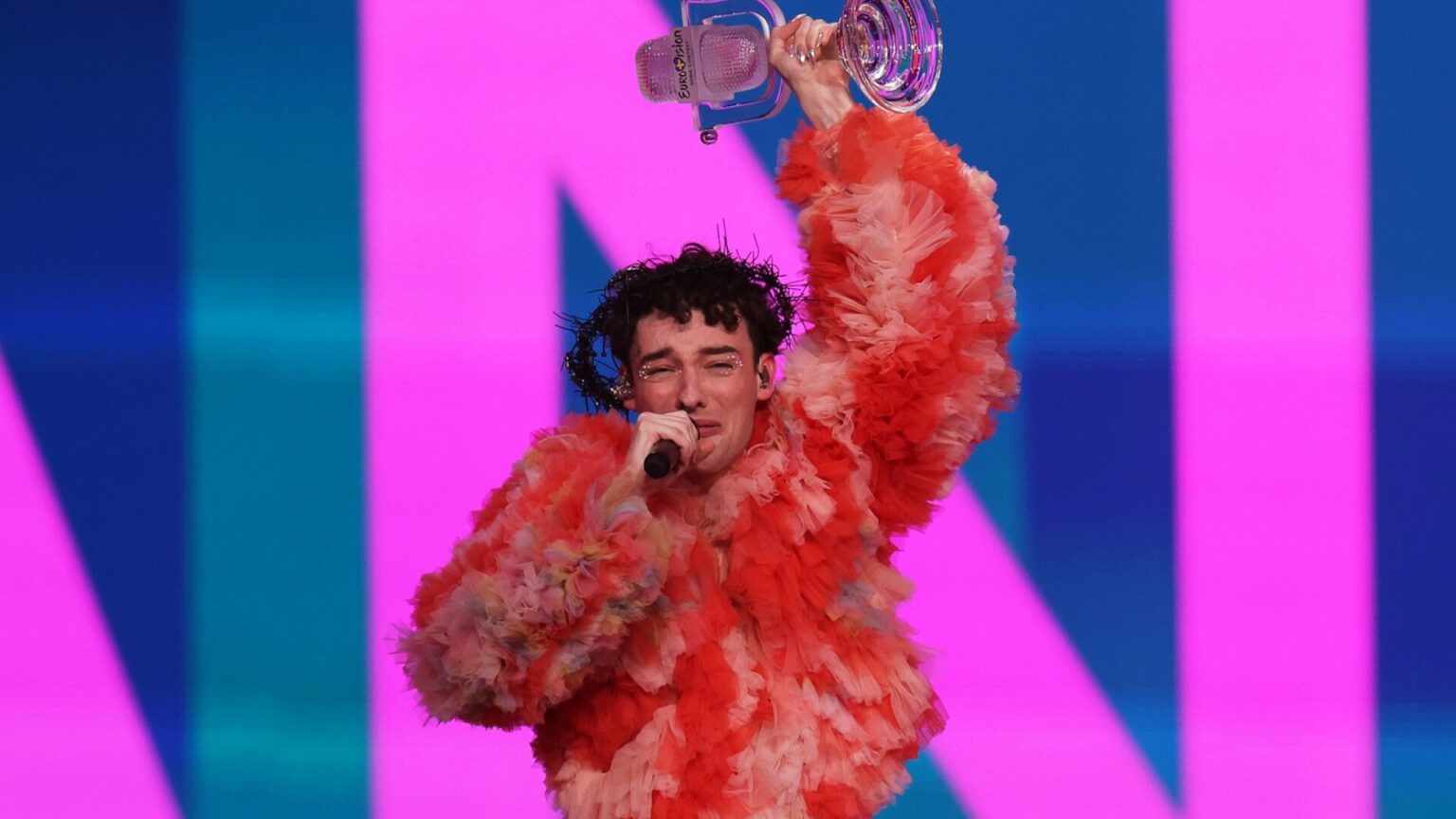 Câștigătorul Eurovision a spart trofeul pe scenă, imediat după ce i-a fost înmânat. VIDEO