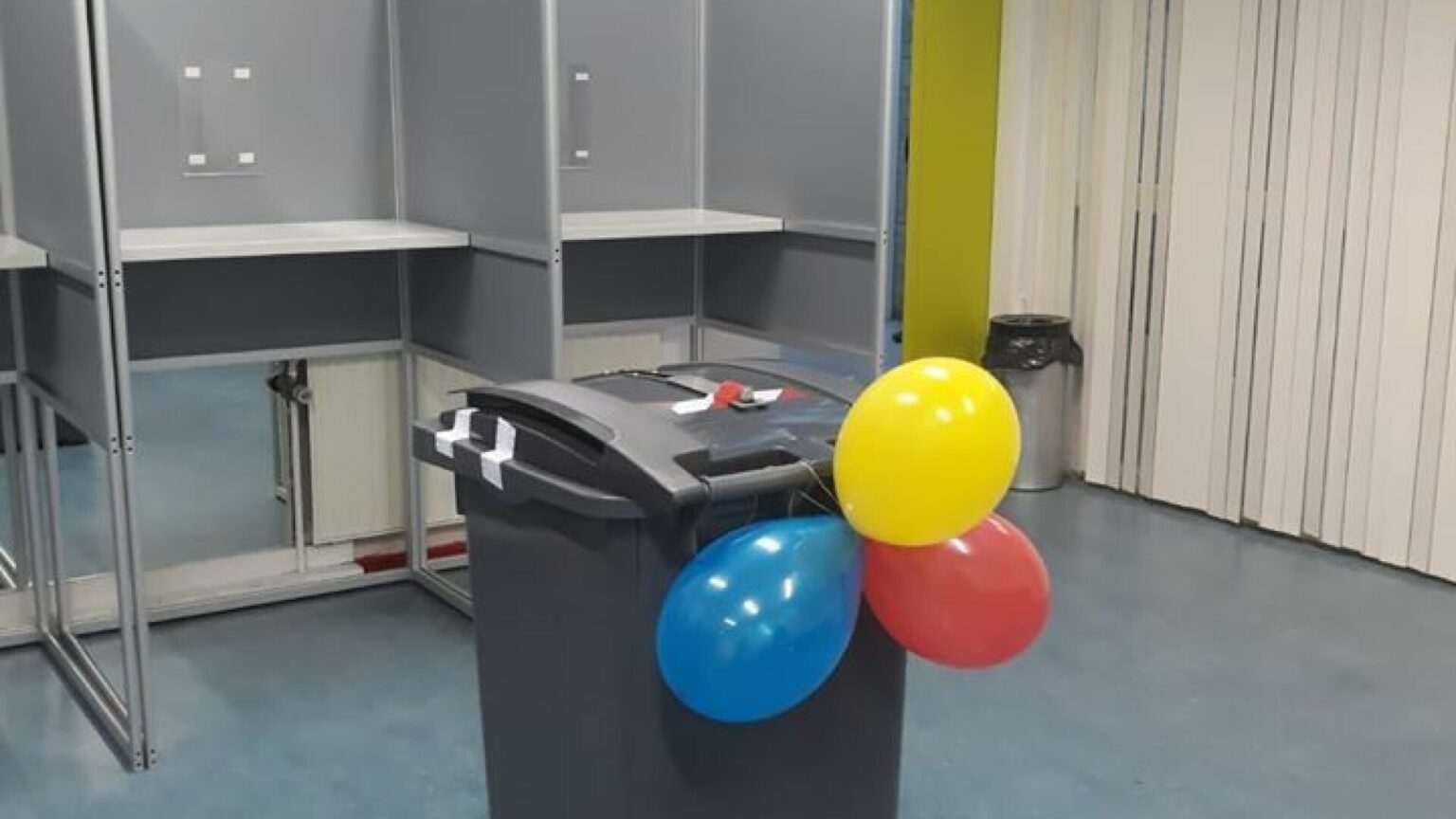 Pubele de gunoi în loc de urne în secţia de vot şi cutii de pantofi în loc de urne mobile, în Vrancea
