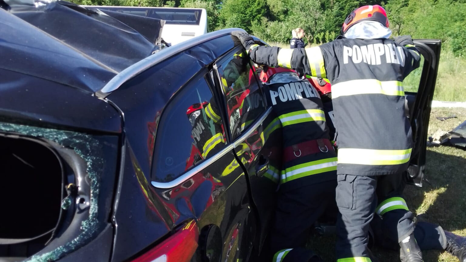 Un autocar plin cu elevi s-a ciocnit cu o mașină pe DN 67, în Vâlcea. O persoană a murit