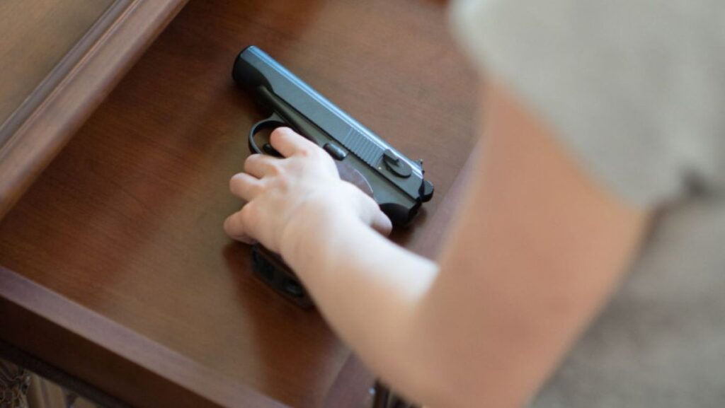Un băiat în vârstă de 15 ani din Rep.Moldova s-ar fi împușcat mortal cu arma tatălui său