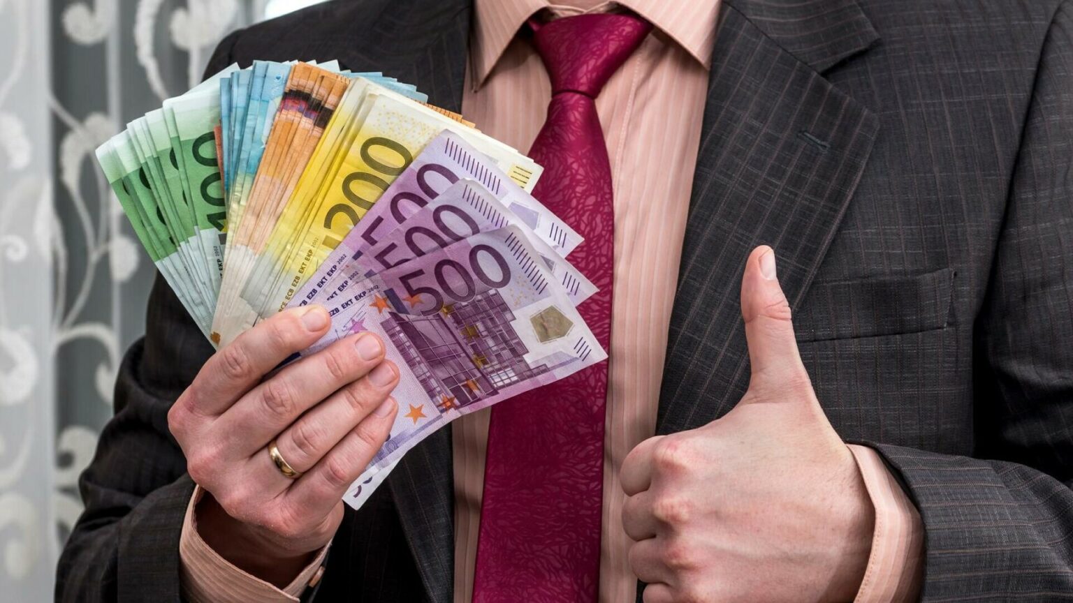 Record de remiteri în 2023. Suma enormă pe care românii din diaspora au pompat-o în economia națională