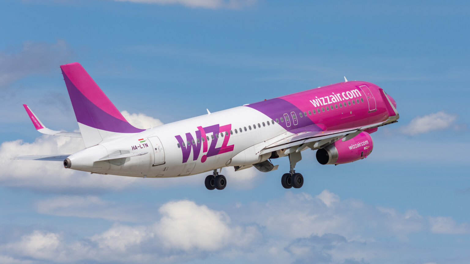 Un avion Wizz Air care a decolat din Iași și urma să ajungă în Italia a aterizat de urgență după ce a lovit în zbor o pasăre