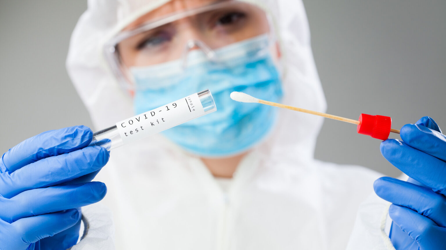 Mutația SARS-CoV-2 care permite virusului să infecteze sistemul nervos. „Ar putea avea implicaţii majore”