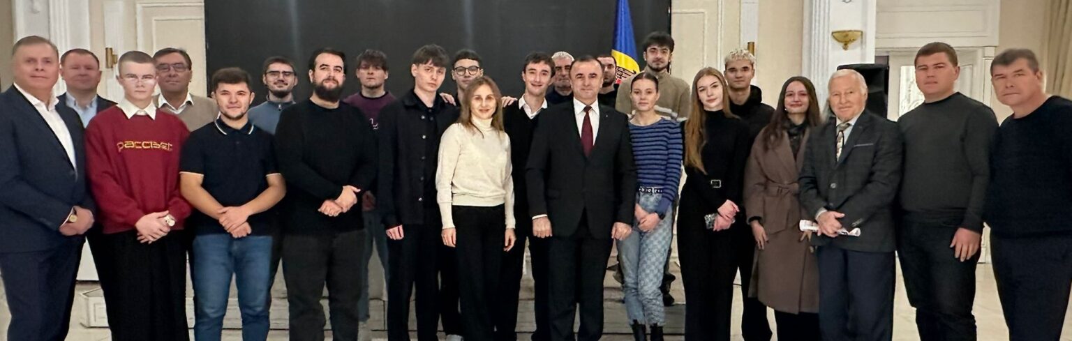„Viitorul Moldovei” se Construiește la Bălți: Speranță și Primele Legitimații Înmânate de Vasile Tarlev