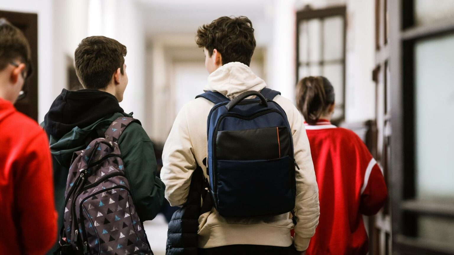 Trei băieți, prinși cu cuțite asupra lor în apropierea unui liceu din Buzău. Ce plănuiau să facă