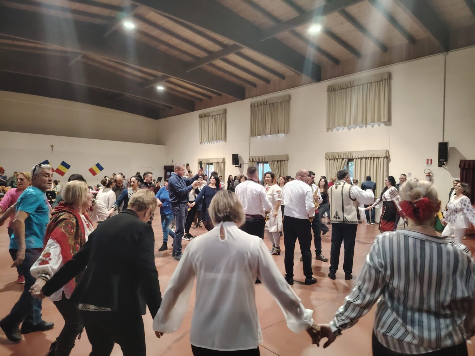„Sărbătoare românească de 1 Decembrie la Roma: Muzică, tradiție și mândrie națională la Parohia Santa Rita”