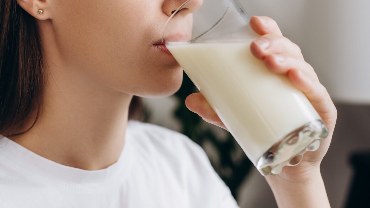Studiu: Un pahar de lapte pe zi reduce riscul de cancer intestinal cu aproape 20%