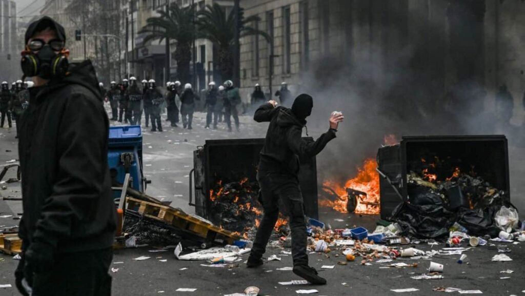 Proteste violente în Grecia, după accidentul feroviar de acum doi ani. Cel puțin 40 de persoane au fost arestate