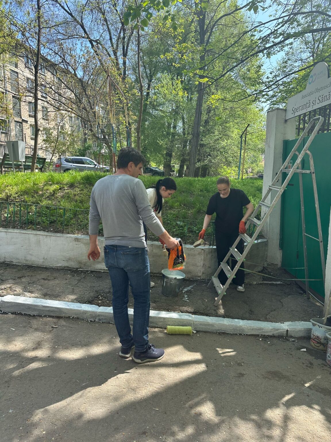 Tinerii din Viitorul Moldovei s-au mobilizat pentru o acțiune de salubrizare la Asociația „Speranța și Sănătate