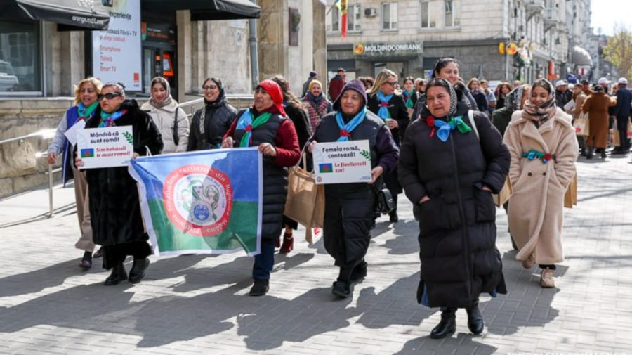 Femeile rome vor egalitate. Au organizat un marș la Chișinău pentru a se face auzite