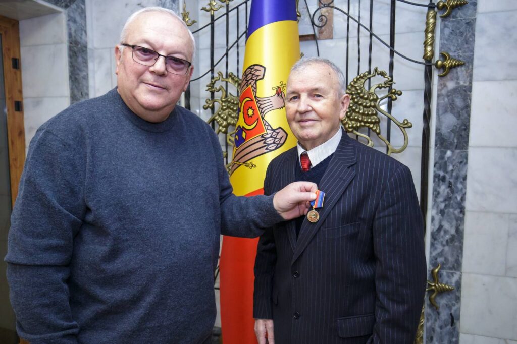 Moment de profundă emoție la Partidul «Viitorul Moldovei»: Mihail Plămădeală, omagiat cu medalia Aniversării Victoriei