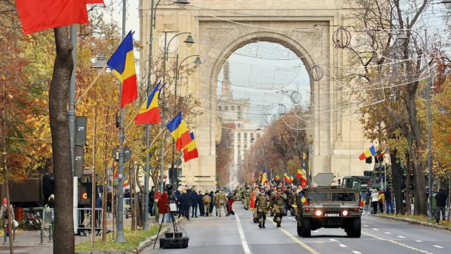 Parada de 1 Decembrie la București: defilează și militari moldoveni. Urmărește transmisiunea