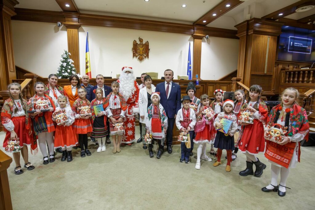 Magia Crăciunului a ajuns în Parlament și la sediul partidului „Viitorul Moldovei”: colindători de la Machidon School au adus emoție, tradiție și dialog