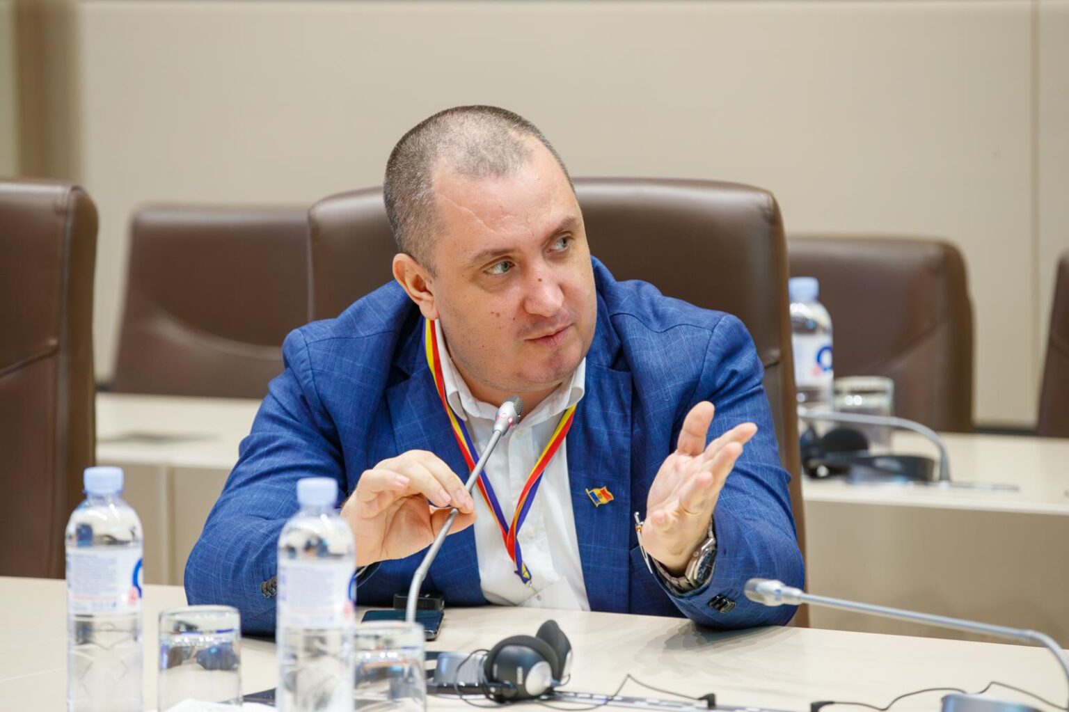 Protest șocant în fața Consulatului României din Chișinău: Jurnalistul Silviu Damaschin se leagă cu lanțuri