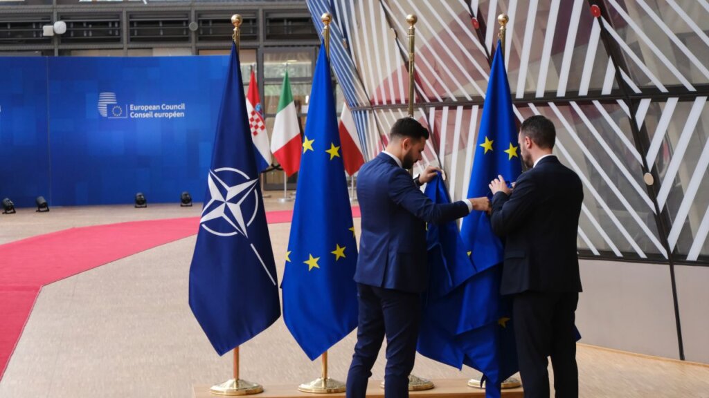 Două zile decisive la Bruxelles. Miniștrii Apărării din UE şi NATO negociază sprijinul pentru Ucraina