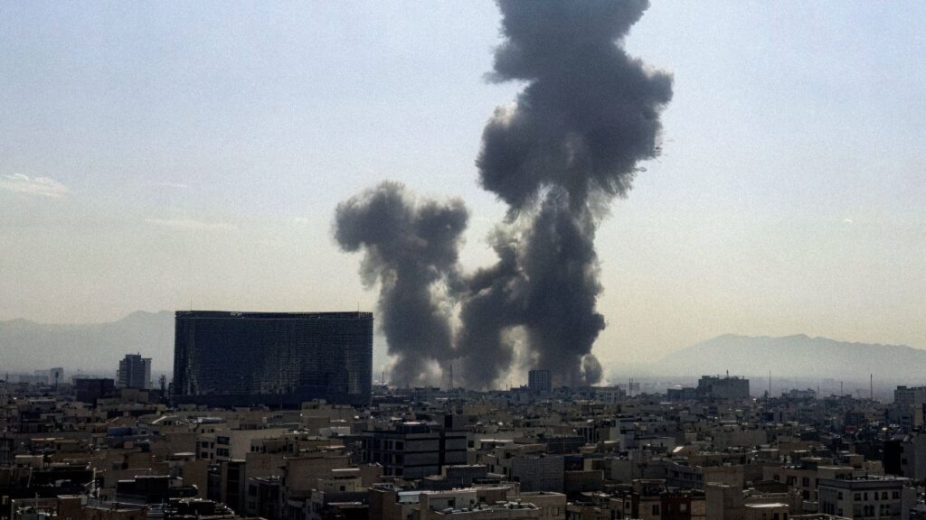 Iranul și Israelul au reluat atacurile cu rachete. Teheranul a anunțat că va continua loviturile toată săptămâna